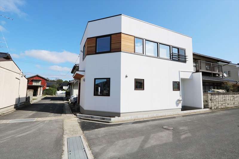 住宅密集地でもゆったり暮らす、青空に映える家