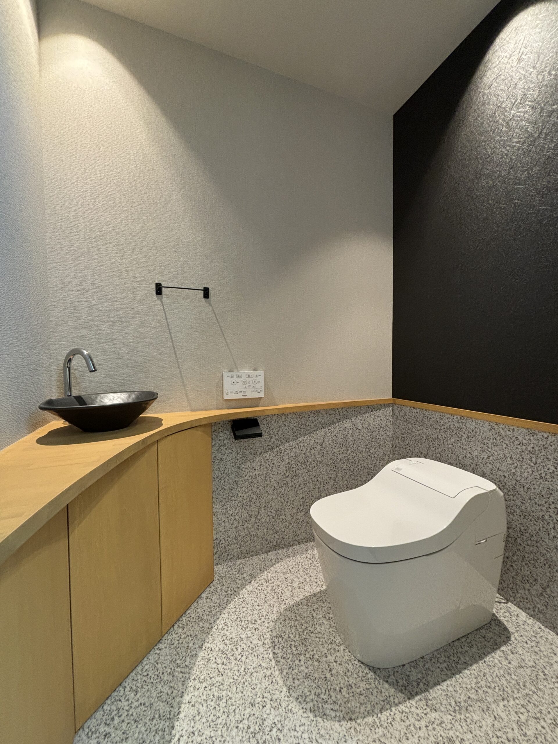 日本の美意識を纏う、黒の平屋